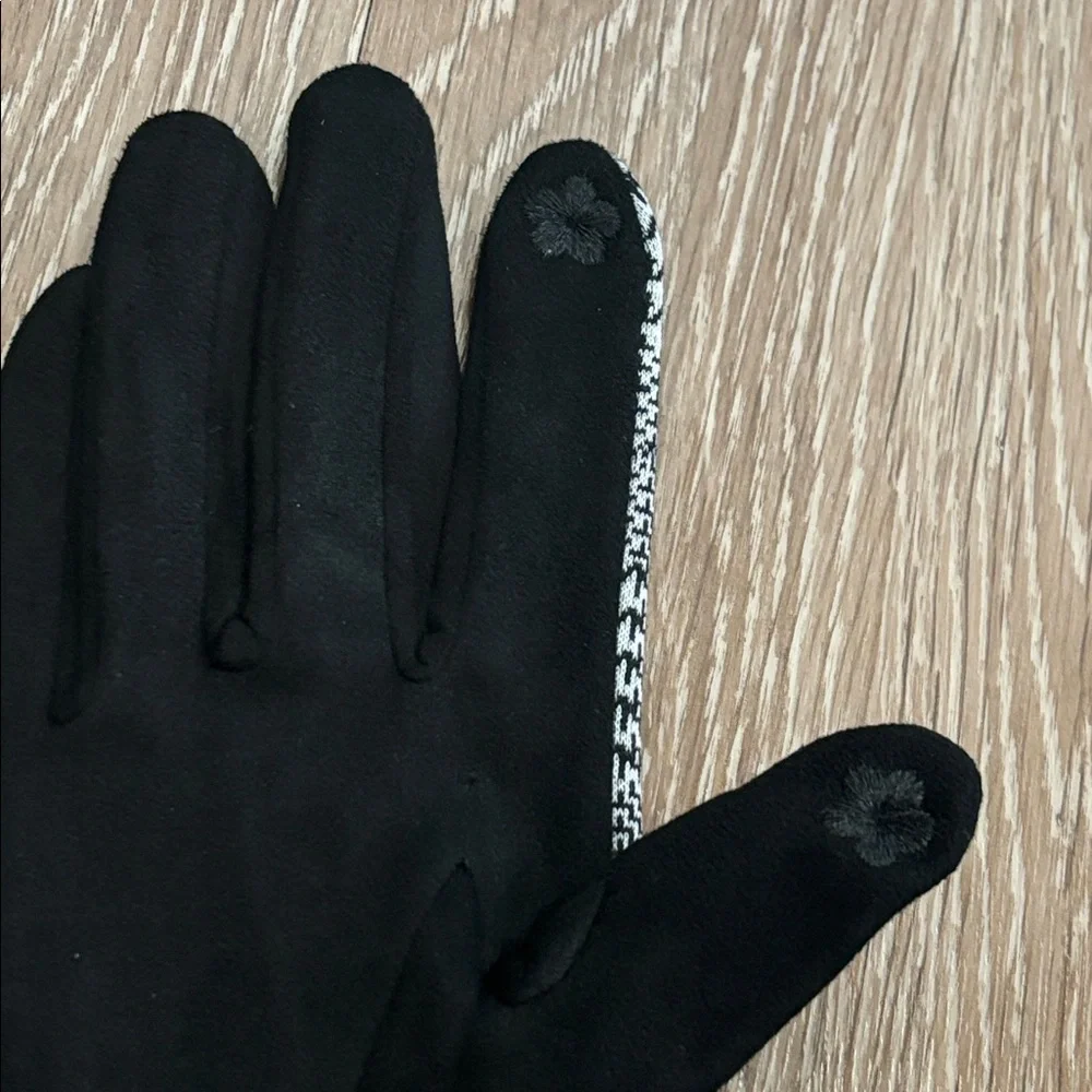 London Fog black & white houndstooth gloves, plush fleece lining